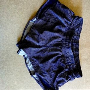 Lululemon Sz 6 navy printed shorts